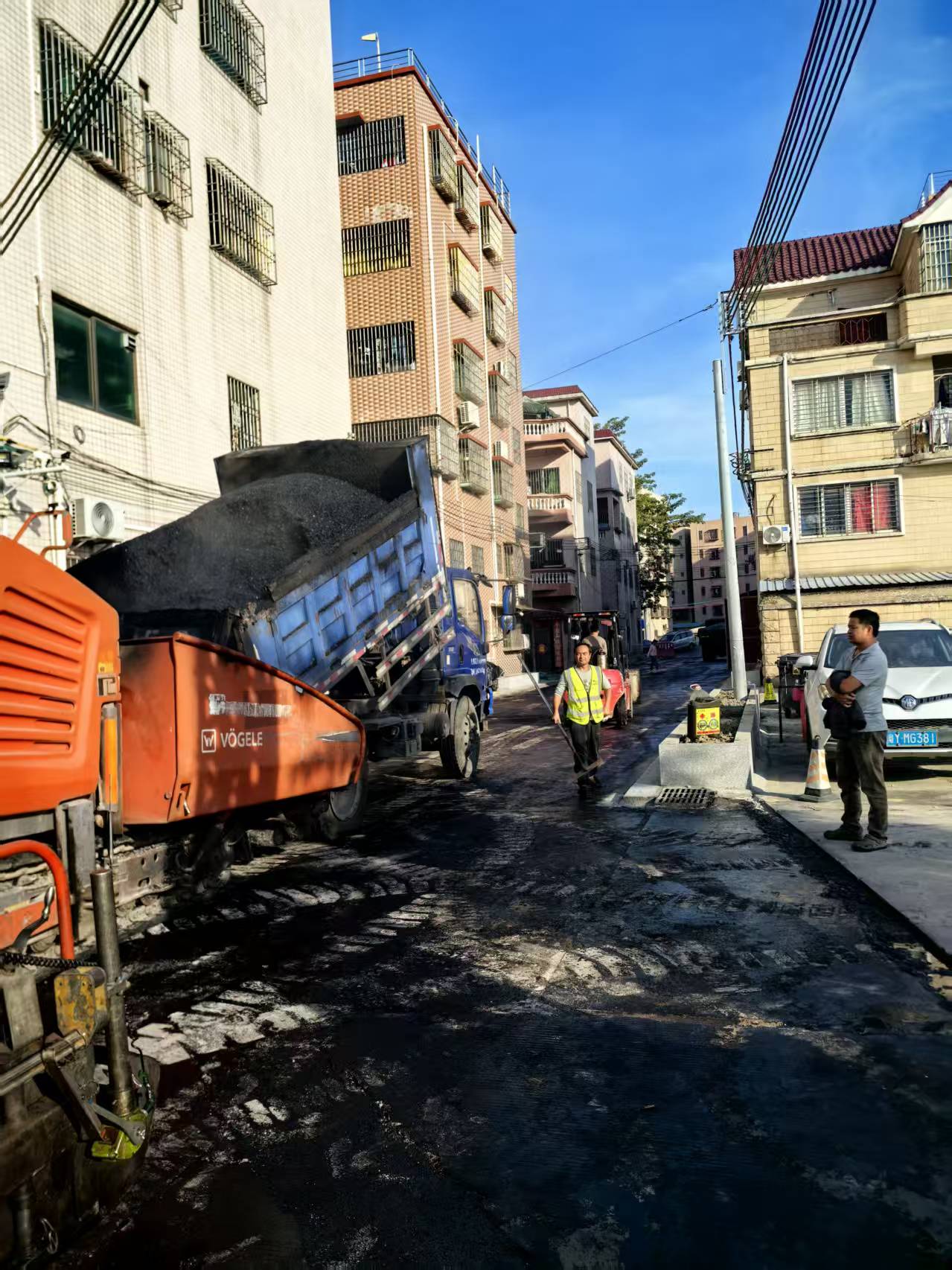 完工后平整耐用的沥青路面